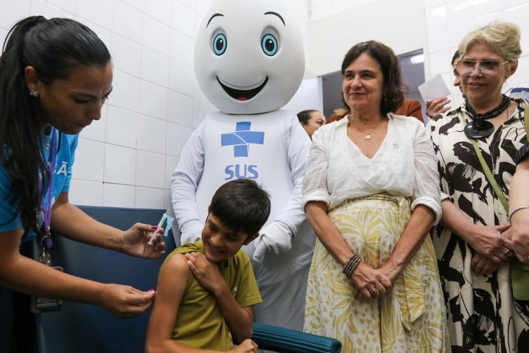 Crianças de 10 e 11 anos já podem se vacinar contra a dengue no DF