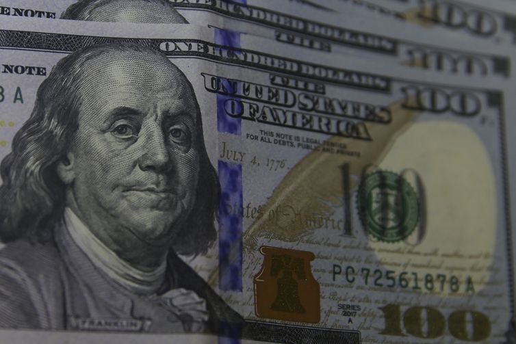 Dólar cai para R$ 5,50 após queda na criação de empregos