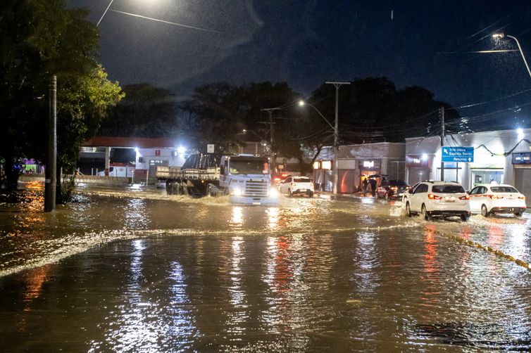 Enchentes no RS causaram prejuízos de R$ 3,32 bilhões ao varejo