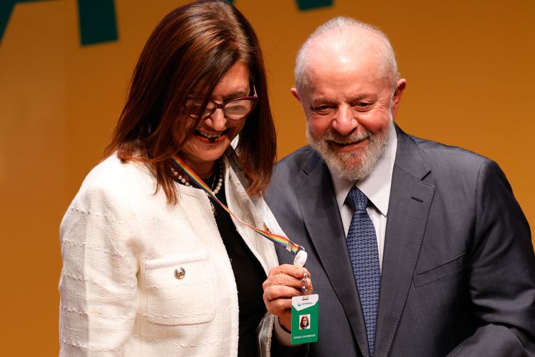 Lula defende Petrobras lucrativa e líder da transição energética