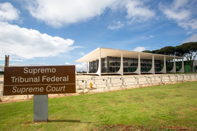 STF tem maioria para retirar mandato de sete deputados federais