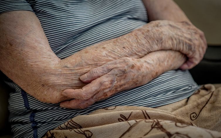 SUS terá primeiro medicamento para demência associada ao Parkinson