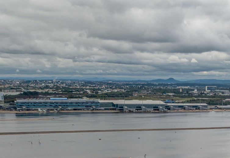 Aeroporto de Porto Alegre reinicia embarque e desembarque