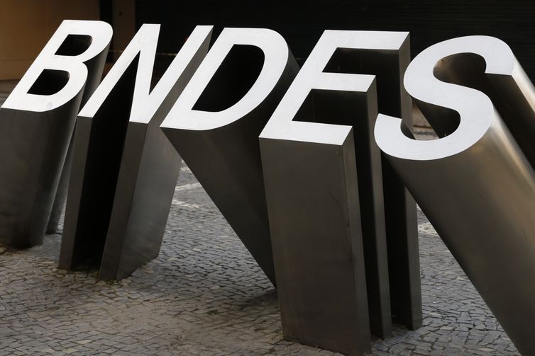 Aprovações na linha de exportação do BNDES sobem 135% no semestre