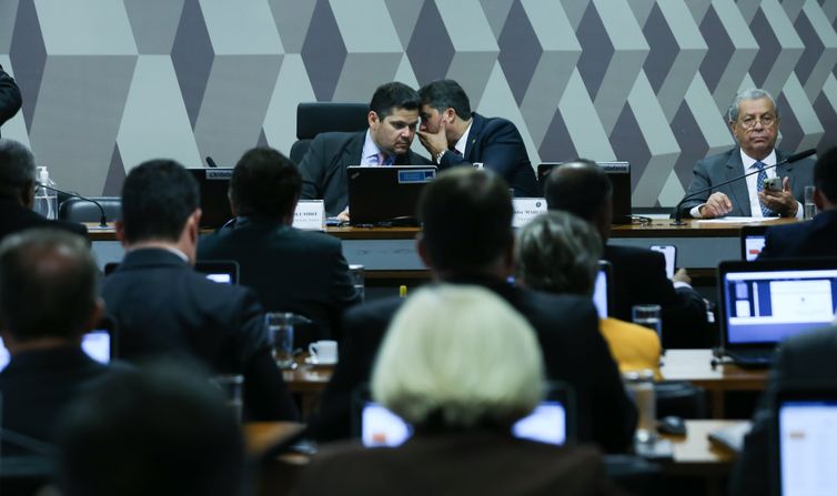 CCJ do Senado adia votação da PEC que altera regime jurídico do BC