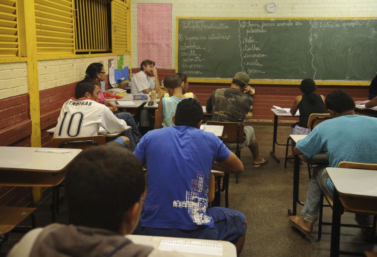 MEC cria programa de apoio a escolas públicas com aulas noturnas