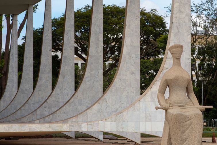 STF envia ao Legislativo decisão que descriminalizou porte de maconha