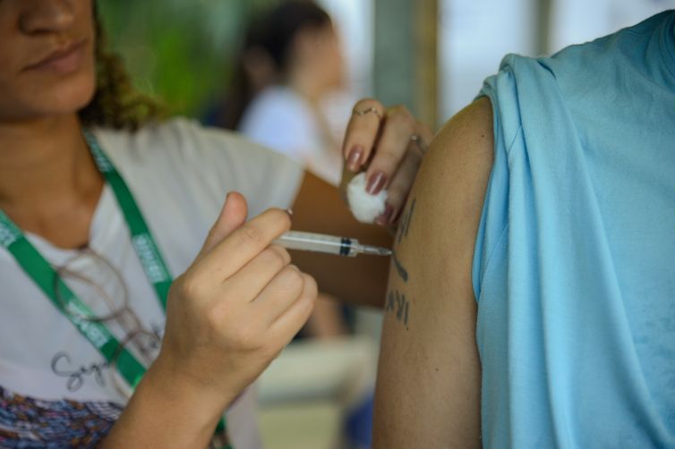 Centro detecta aumento na taxa de positividade para covid no Rio