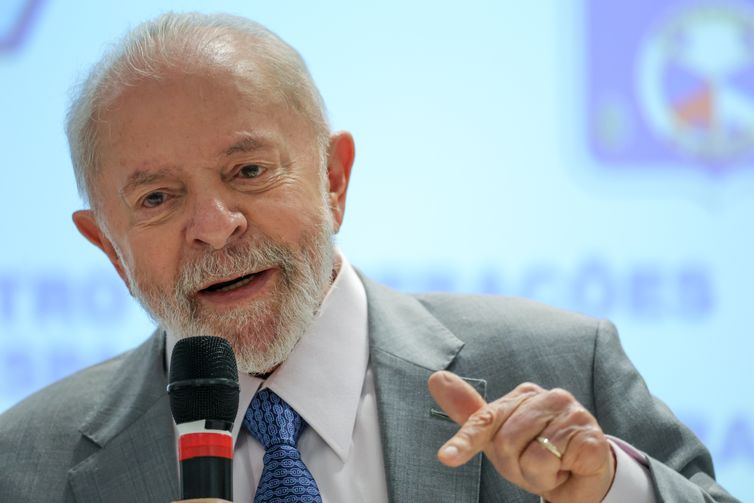 Lula critica privatizações de empresas públicas em visita à Telebras