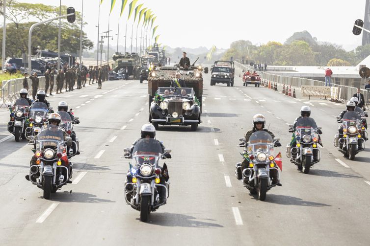 Autoridades prestigiam desfile do 7 de Setembro em Brasília