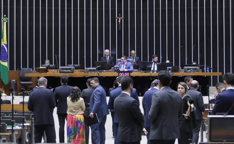 Câmara aprova emendas do Senado ao projeto que dispensa licitação durante calamidades