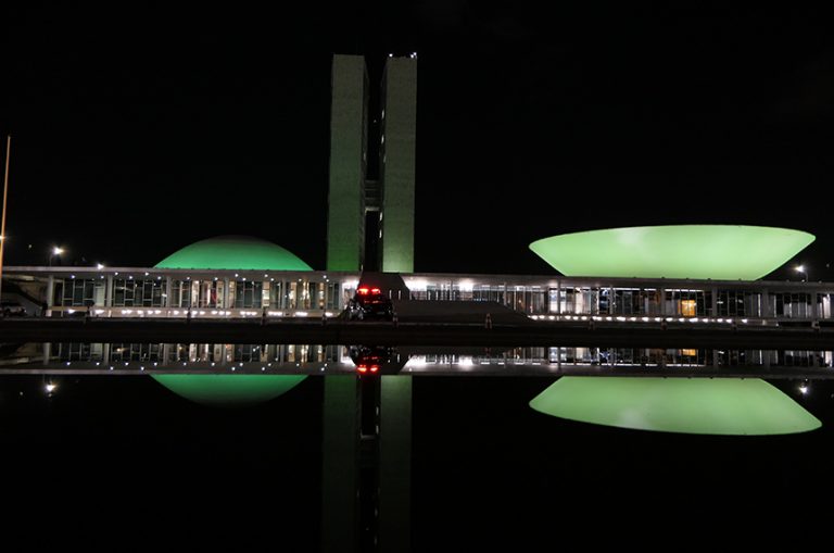 Congresso recebe iluminação especial pelo Dia Nacional do Cerrado