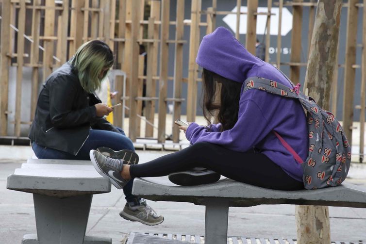 Educadores elogiam possível restrição ao uso de celulares nas escolas