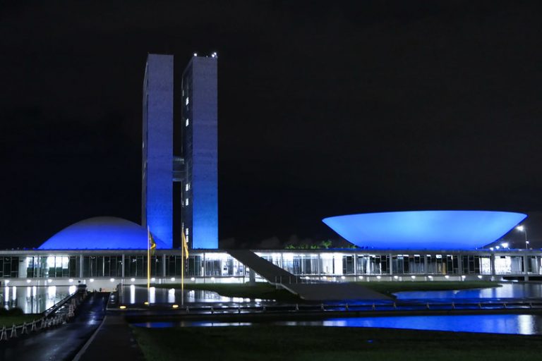 Iluminação azul no Congresso homenageia dias do Surdo e das Línguas de Sinais