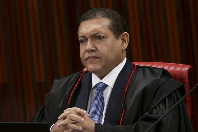 Nunes Marques pede parecer da AGU e PGR sobre suspensão do X