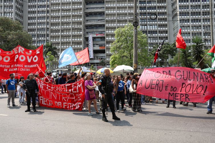 Ocupação da Uerj: Justiça autoriza uso da força policial e multa