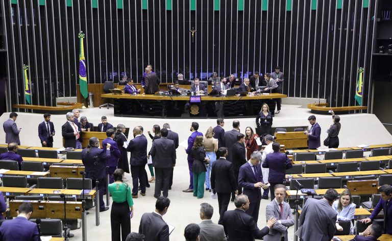 Câmara analisa projeto do Senado que cria Cadastro Nacional de Pedófilos; acompanhe