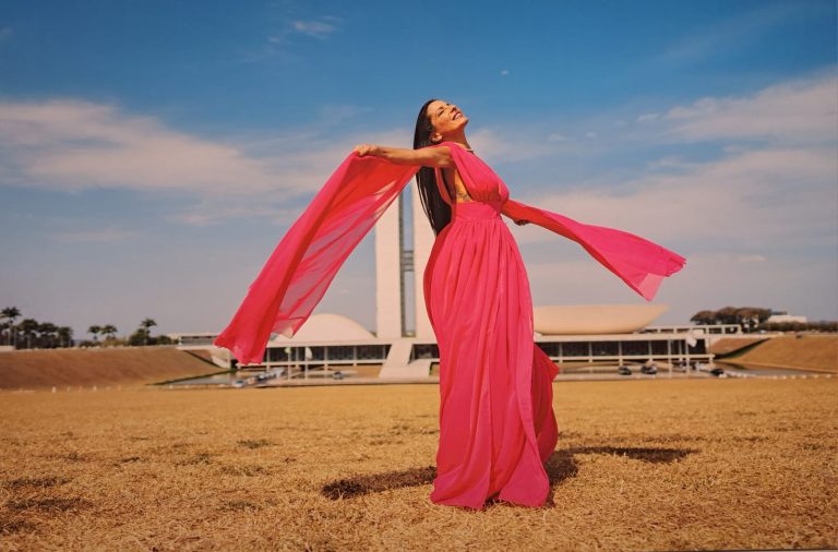 Câmara inaugura Outubro Rosa com exposição fotográfica e projeção de frases no Congresso