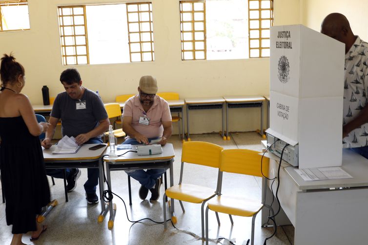 Cármen Lúcia convida eleitores a votarem no segundo turno 