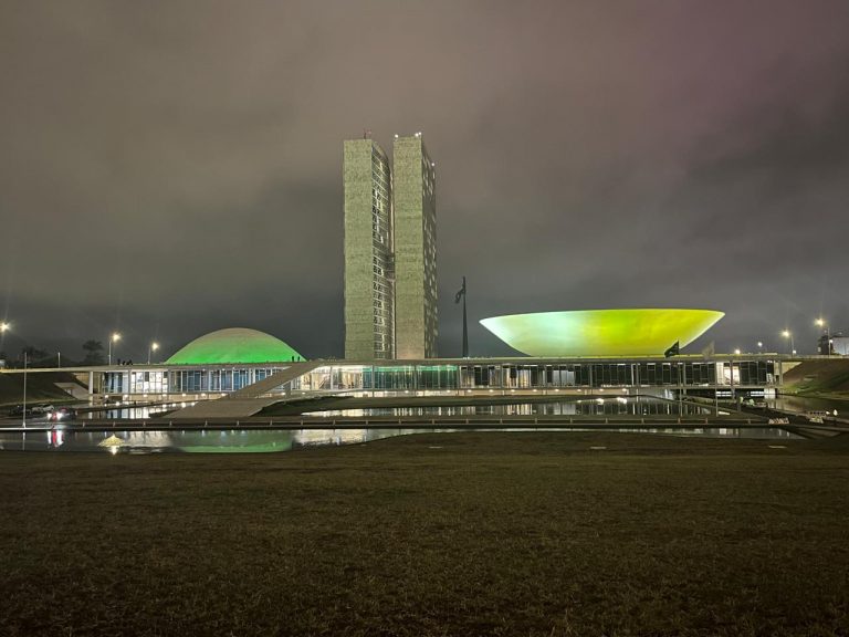 Congresso recebe iluminação verde e amarela em alusão ao jogo entre Brasil e Peru