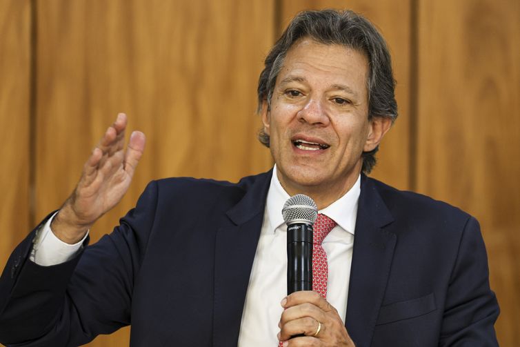 Haddad diz que governo pode rever projeção para o PIB