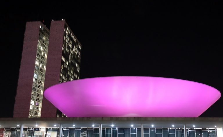 Nova iluminação especial do Congresso reforça ações da campanha Outubro Rosa