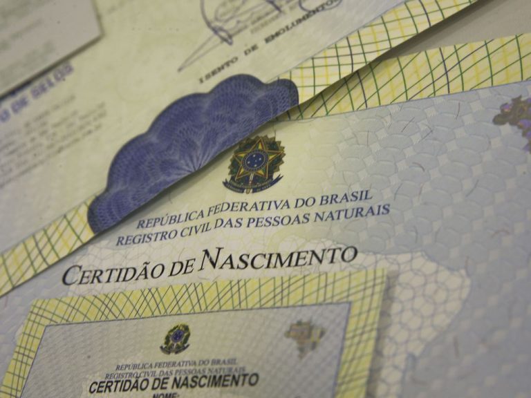 Projeto dispensa comprovação do estado civil dos pais na certidão de nascimento