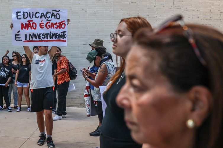 Servidores públicos defendem melhores salários e condições de trabalho