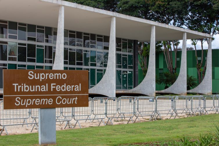 STF mantém decisão que retém passaporte de Bolsonaro 