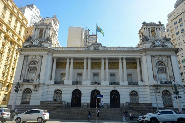 Após protesto, vereadores do Rio adiam votação de lei do funcionalismo