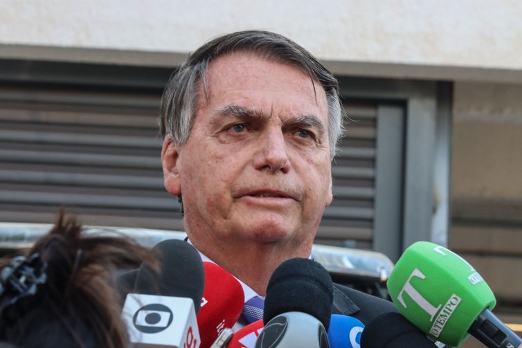 Indiciado, Bolsonaro diz que Moraes “faz tudo o que não diz a lei”