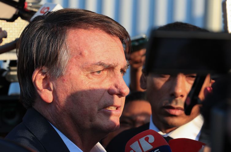 Bolsonaro poderá ir à missa de 7º dia da mãe de Valdemar Costa Neto