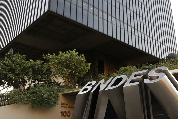 Crédito do BNDES para micro, pequenas e médias empresa sobe 46% no ano