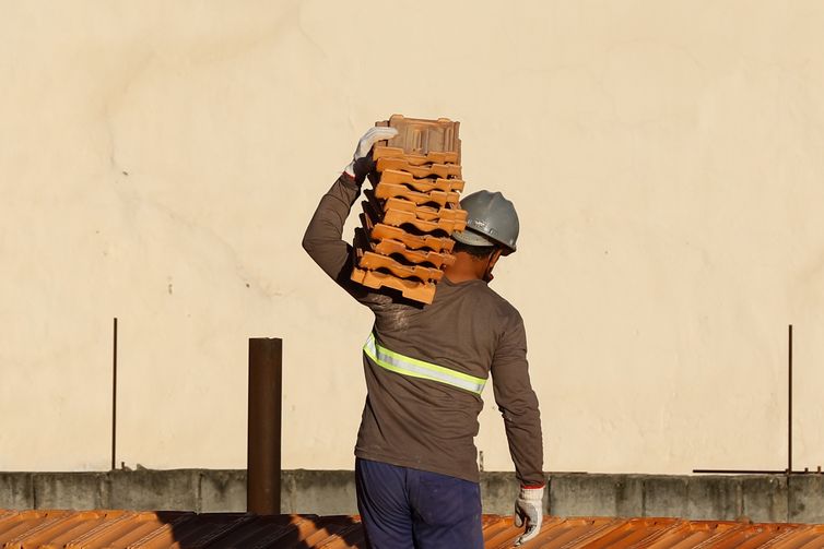 Renda do contrato intermitente foi menor que salário mínimo em 2023