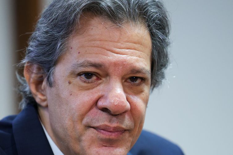 Haddad suspende férias para discutir Orçamento com Lula