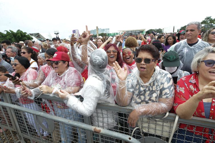 Manifestantes comemoram democracia na Praça dos Três Poderes