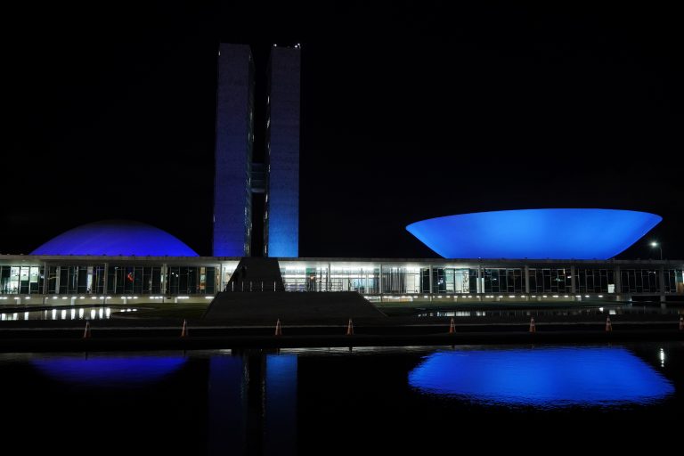 Congresso se ilumina de azul para conscientização sobre câncer de intestino