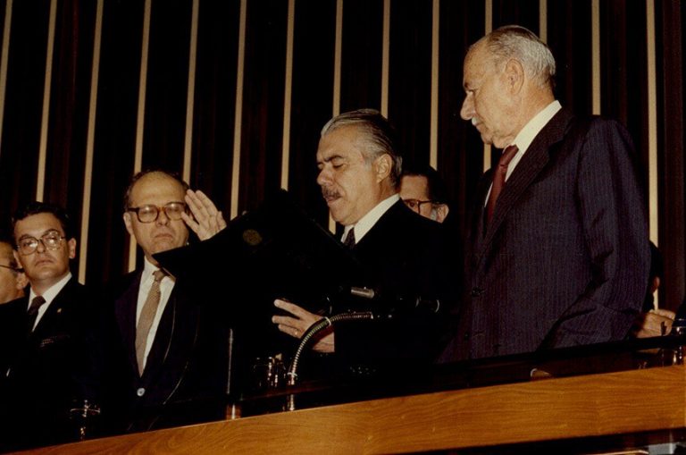 Há 40 anos, Brasil encerrava ditadura militar e caminhava para a redemocratização